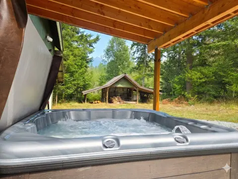After a long day out exploring nature, take in some bonus mountain views from the hot tub.